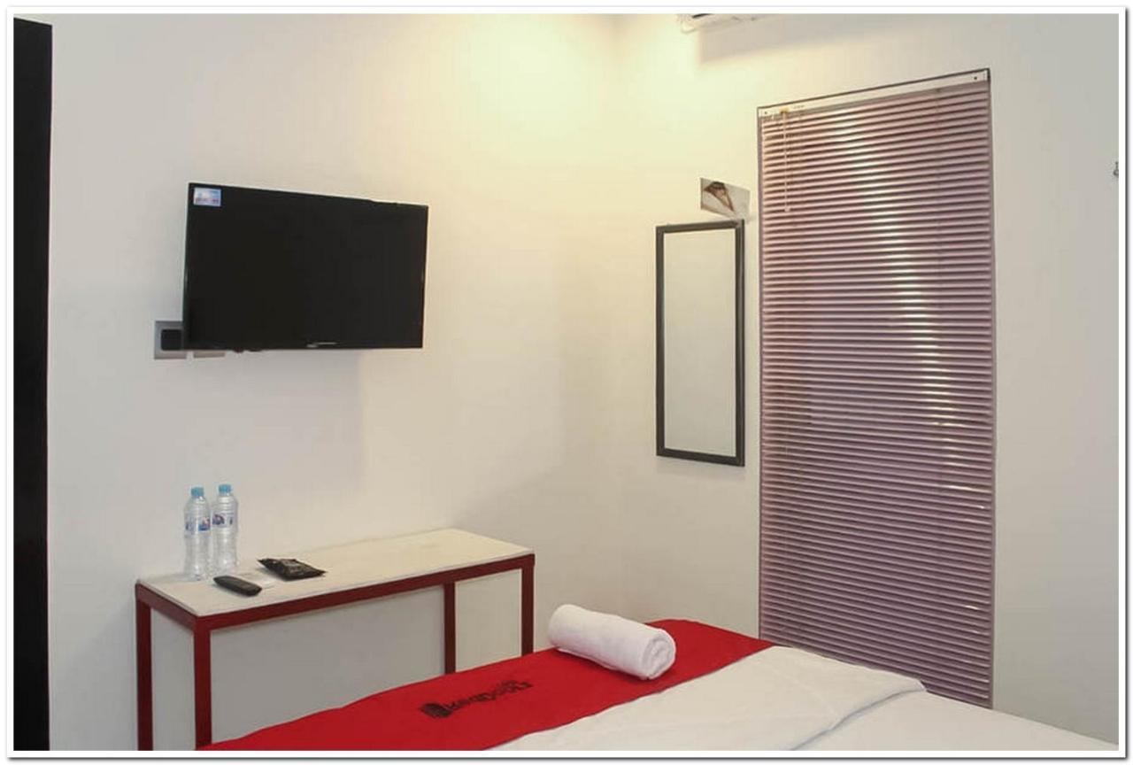Reddoorz @ Paus Raya Hotel Palangkaraya Kültér fotó